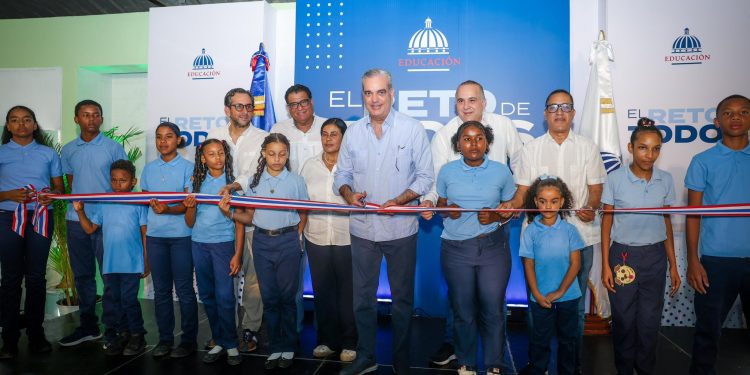 Abinader entrega liceo en Copeyito y pone fin a 14 años de espera educativa