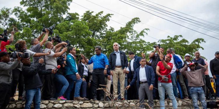 Abinader supervisa zonas afectadas en Los Alcarrizos y activa respuesta inmediata del Gobierno