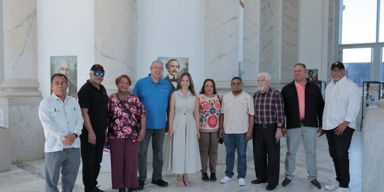 Adompretur Santiago impulsa conocimiento histórico con visita al Museo del Monumento