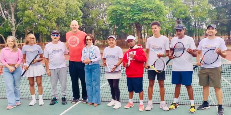 Parque Central de Santiago fortalece el tenis comunitario con apoyo de la Alcaldía