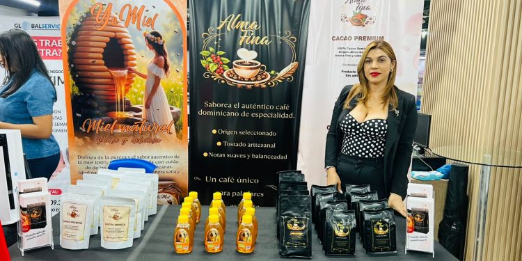 Auré Comercial impulsa sus marcas Almafina y Yomiel en destacada expoferia empresarial