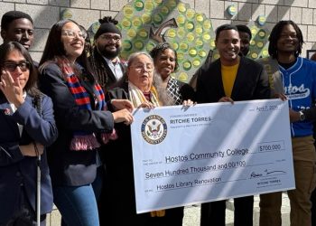 Congresista Torres entrega US$700 mil a Universidad Hostos en El Bronx para renobar biblioteca, estudiantes cientos dominicanos