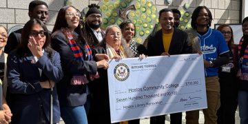 Congresista Torres entrega US$700 mil a Universidad Hostos en El Bronx para renobar biblioteca, estudiantes cientos dominicanos