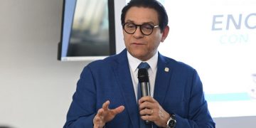 Daniel Rivera destaca papel de la prensa escrita en encuentro con periodistas de Santiago