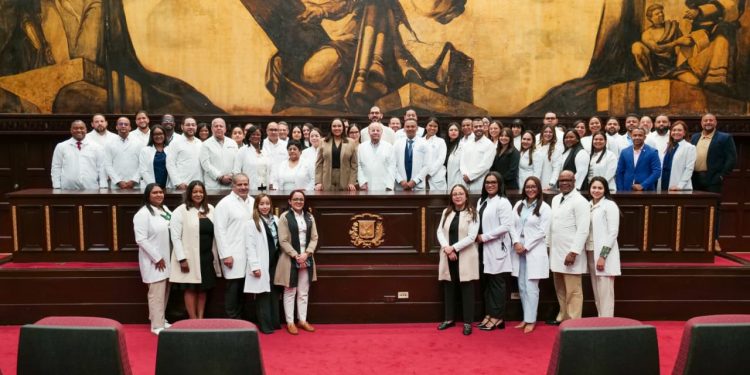 Dharuelly D’Aza fortalece vínculo entre el Congreso y profesionales de la salud