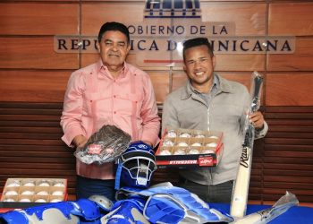 DCNB apoya a jóvenes peloteros con entrega de utilerías en Peravia