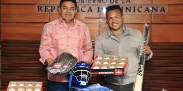 DCNB apoya a jóvenes peloteros con entrega de utilerías en Peravia
