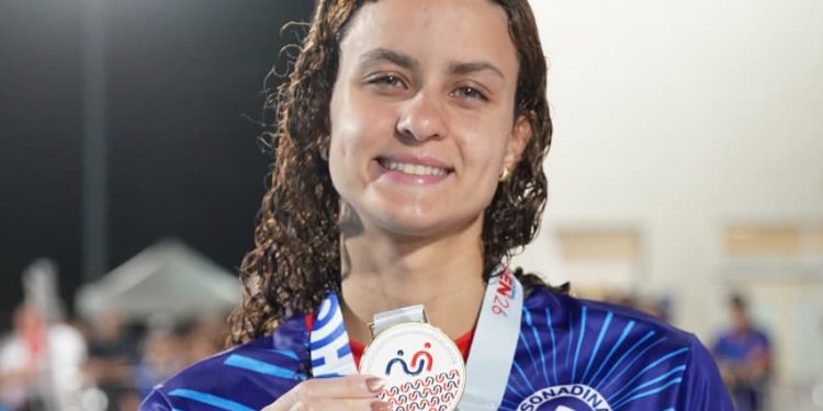Nadadoras dominicanas brillan con oro en apertura del Swim Open internacional
