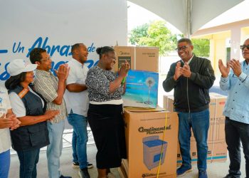 Gobierno distribuye enseres a familias afectadas por inundaciones en Pantoja y Palmarejo