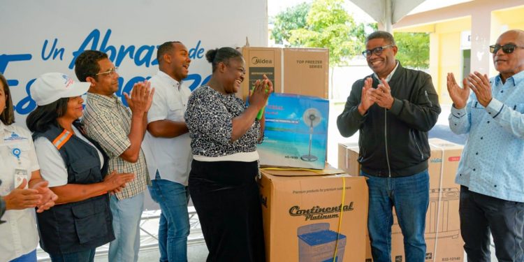 Gobierno distribuye enseres a familias afectadas por inundaciones en Pantoja y Palmarejo