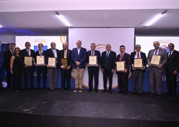 Grupo de los Cien distingue a líderes de la medicina por su legado y servicio al país