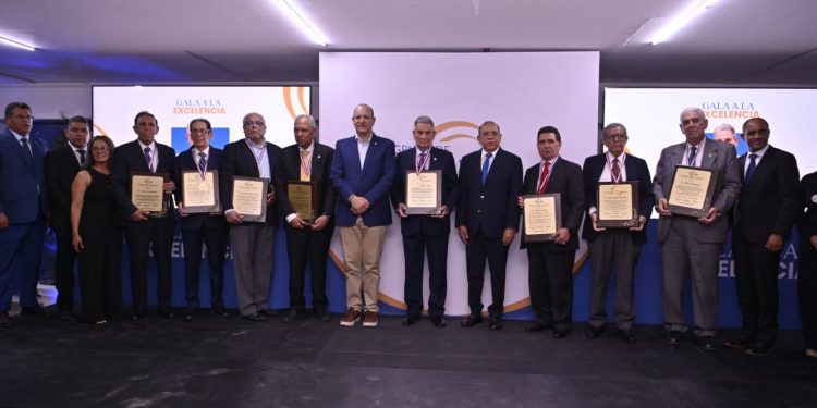 Grupo de los Cien distingue a líderes de la medicina por su legado y servicio al país