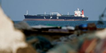 Irán reabre el estrecho de Ormuz, pero Trump mantiene presión con bloqueo marítimo