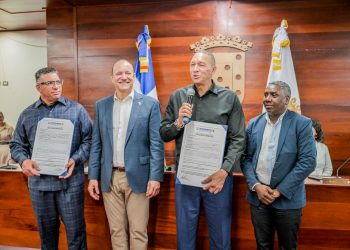 Santiago honra a sus leyendas del béisbol con distinciones municipales