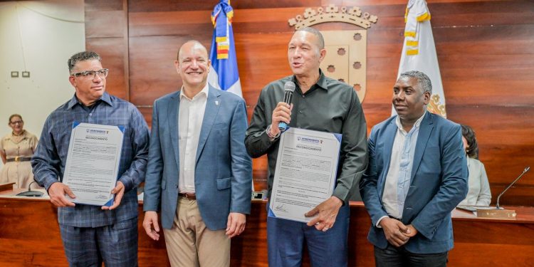 Santiago honra a sus leyendas del béisbol con distinciones municipales
