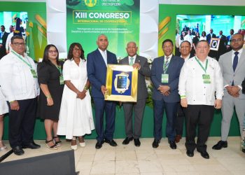 Julito Fulcar es homenajeado por cooperativas internacionales por su liderazgo en la economía solidaria