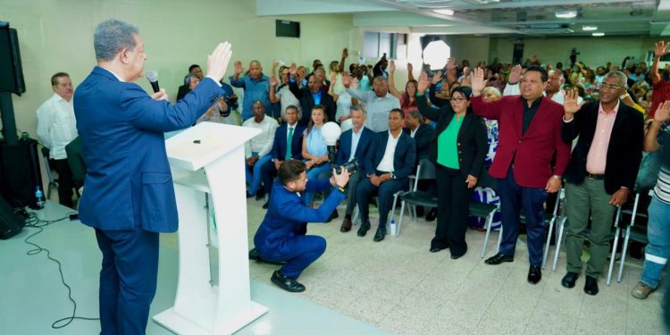 Leonel Fernández fortalece la Fuerza del Pueblo en Santiago con nuevas juramentaciones
