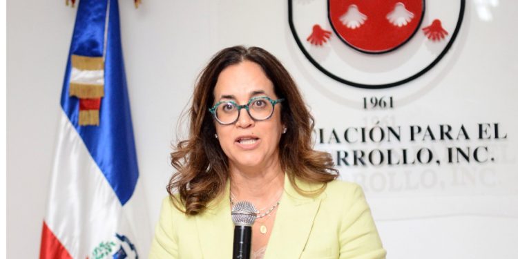 Lina García hace historia al convertirse en la primera mujer presidenta de APEDI