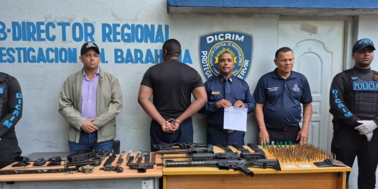 Detienen a militar con amplio arsenal durante operativo en Barahona