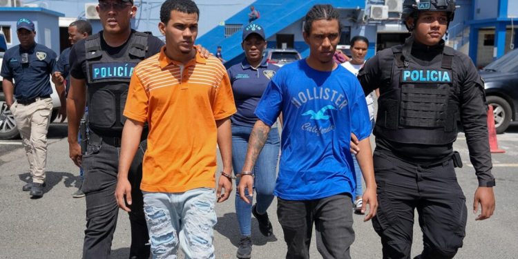 Se entregan dos implicados en caso de asesinato de oficial en Villa Juana