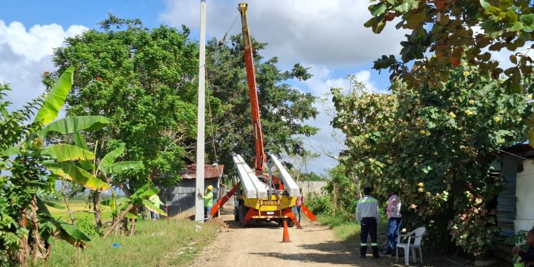 EDENORTE mejora redes eléctricas en Las Almendras con inversión superior a RD$4 millones