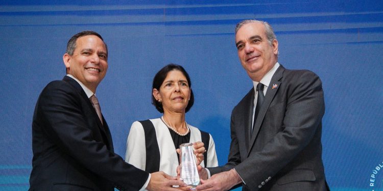 Presidente del Tribunal Constitucional aborda la casación y la revisión constitucional en foro judicial