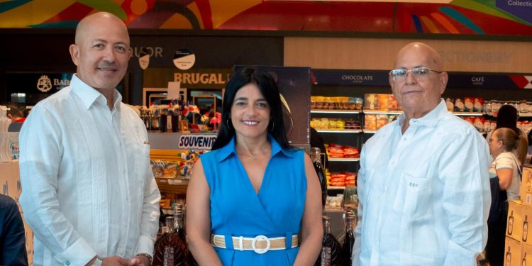 Lanzan Ron Tamboril, una bebida que exalta la tradición tabaquera dominicana