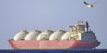 Tensión en el Golfo: superpetrolero iraní desafía sanciones y atraviesa Ormuz