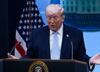 Trump pausa ultimátum a Irán y anuncia tregua temporal para negociar paz