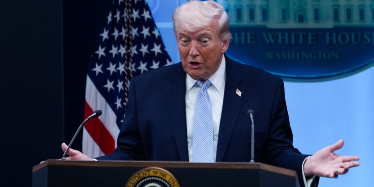 Trump pausa ultimátum a Irán y anuncia tregua temporal para negociar paz