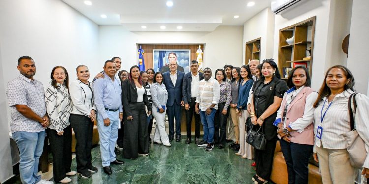 Ulises Rodríguez recibe delegación de Santo Domingo Oeste para compartir modelo de gestión municipal