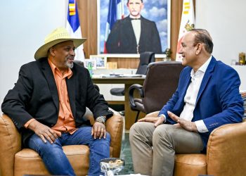 Ulises Rodríguez comparte experiencia municipal con alcalde de Dajabón en visita institucional