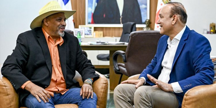 Ulises Rodríguez comparte experiencia municipal con alcalde de Dajabón en visita institucional