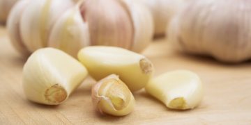 Comer ajo crudo a diario: beneficios reales y mitos según expertos