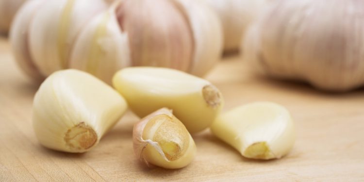 Comer ajo crudo a diario: beneficios reales y mitos según expertos
