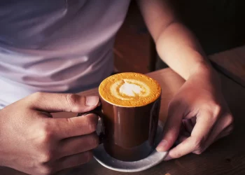 El café diario podría influir en tu cerebro desde el intestino, según estudio