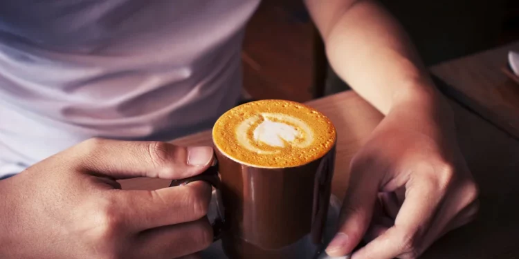 El café diario podría influir en tu cerebro desde el intestino, según estudio