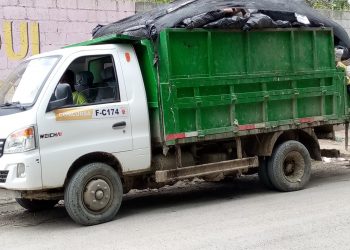 Chofer de camión recolector muere tras violento ataque de motoristas en Santiago