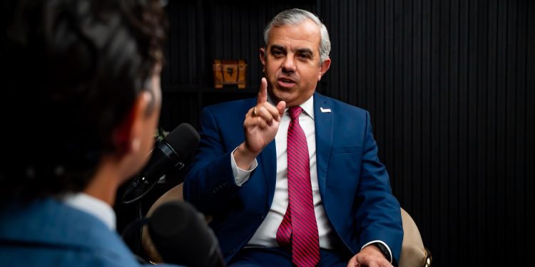 Director de INTABACO participa en podcast “Cerebro Político” y destaca aporte del tabaco a la economía