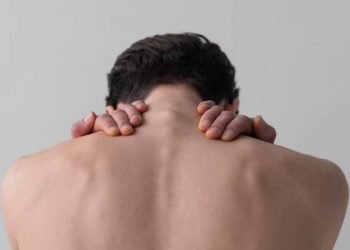 Crujirse la espalda no siempre significa alivio real, advierten especialistas