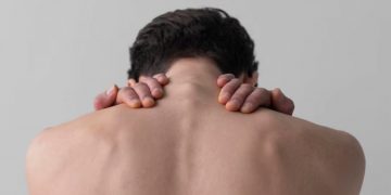 Crujirse la espalda no siempre significa alivio real, advierten especialistas