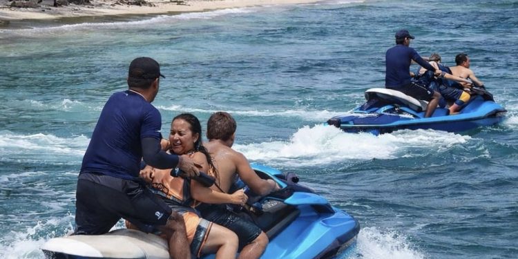 Fricolandia ejecuta rescate heroico y salva a cuatro personas en playa de La Isabela