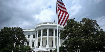 Políticos NY condenan violencia tras tiroteo en cena asistió presidente Trump