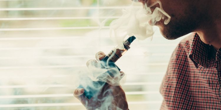 Especialistas alertan sobre los efectos de los vapes en la salud, especialmente en jóvenes