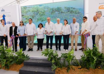 Abinader entrega carretera que impulsa el desarrollo y la conectividad en el Sur profundo