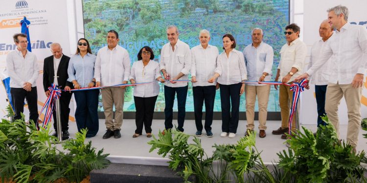 Abinader entrega carretera que impulsa el desarrollo y la conectividad en el Sur profundo