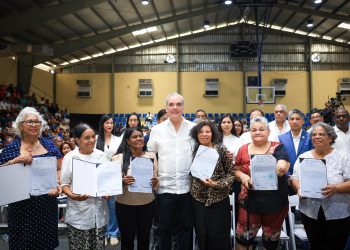 Abinader entrega más de 1,200 títulos de propiedad y transforma la vida de miles de familias
