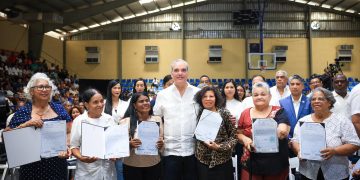 Abinader entrega más de 1,200 títulos de propiedad y transforma la vida de miles de familias