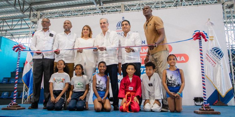 Abinader entrega modernos pabellones deportivos en La Romana para impulsar el talento juvenil