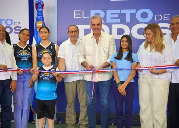 Abinader inaugura moderno techado escolar y deportivo en Sabana Larga